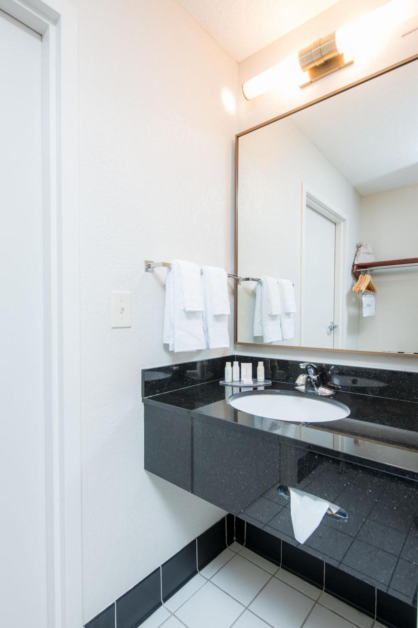 Fairfield Inn Suites Brunswick Bagian luar foto
