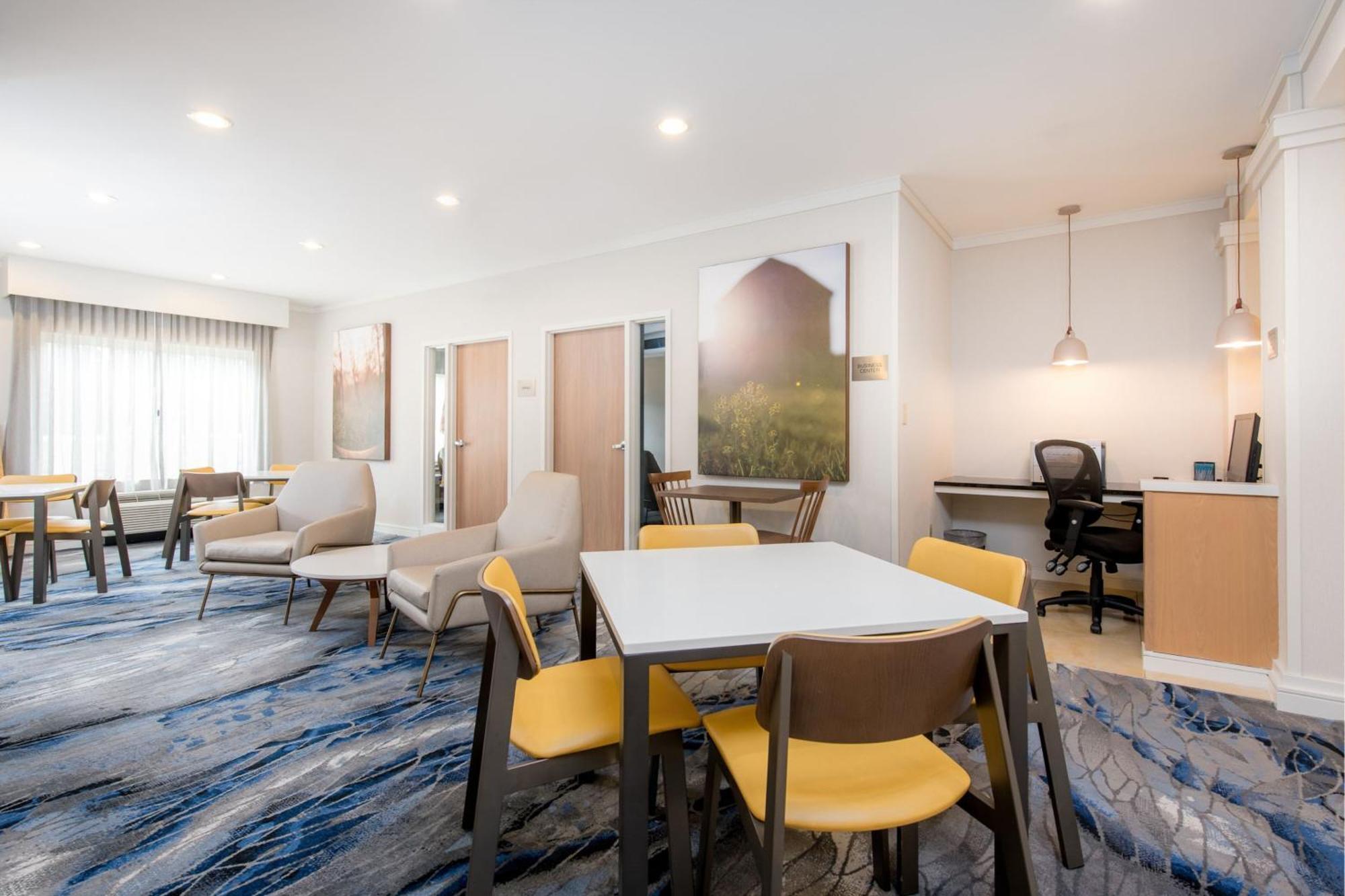 Fairfield Inn Suites Brunswick Bagian luar foto