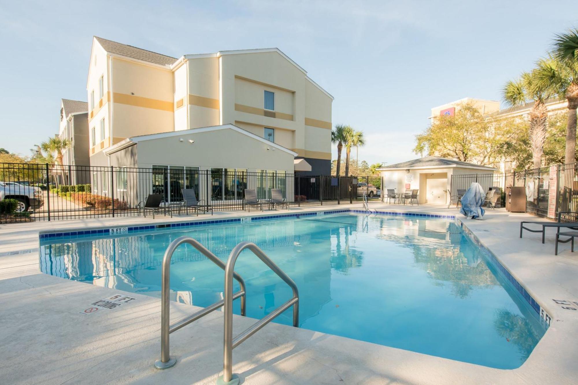 Fairfield Inn Suites Brunswick Bagian luar foto